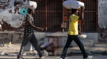 Anwohner gehen eine Straße in Port-au-Prince entlang. Foto: epa/Johnson Sabin