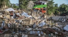 Bewohner in Cebu City kehren nach Taifun Kalmaegi zurück, der schwere Zerstörungen und 66 Todesopfer forderte. Foto: epa/Juanito Espinosa