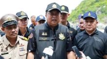 Umweltminister Suchart Chomklin spricht bei seinem Besuch am Nui Beach mit Medienvertretern und Behörden. Bild: Phuket Info Center