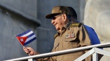 Kubas Ex-Präsident Raúl Castro nimmt an der Maiparade zum Internationalen Tag der Arbeit in Havanna teil. Foto: Ernesto Mastrascusa/epa/dpa