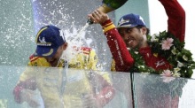 Robert Kubica und Antonio Giovinazzi feiern den Ferrari-Sieg bei der 93. Auflage der 24 Stunden von Le Mans. Foto: epa/Yoan Valat
