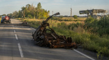 Zerstörte Fahrzeuge stehen auf einer Straße in der Region Charkiw, südöstlich von Charkiw. Die Ukraine hat diese Woche nach eigenen Angaben große Gebiete in der Region Charkiw zurückerobert. Foto: David Ryder