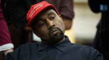US-Rapper Kanye West hört während eines Treffens mit US-Präsident Trump im Oval Office des Weißen Hauses der Frage eines Reporters zu. Foto: Evan Vucci/Ap/dpa