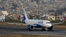 Ein Flugzeug von IndiGo auf dem Rollfeld. Die Airline setzt die Krabi-Verbindung vorübergehend aus. Archivbild: epa/Narendra Shrestha