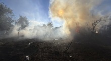 Ukrainische Rettungskräfte arbeiten nach einem russischen Gleitbombenangriff in einem Wohngebiet von Saporischschja. Foto: Daryna Naumova/epa