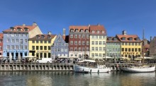 Im Kopenhagener Nyhavn liegen Boote an der Kanalmauer. Foto: Steffen Trumpf/dpa/dpa-tmn
