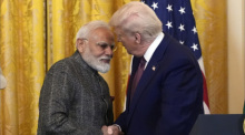 US-Präsident Donald Trump und Indiens Premierminister Narendra Modi geben sich während einer Pressekonferenz im East Room des Weißen Hauses die Hand. Foto: Alex Brandon/Ap/dpa