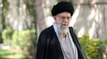 Dieses auf der offiziellen Website vom Büro des iranischen Obersten Führers veröffentlichten Foto zeigt Ajatollah Ali Chamenei, Oberste Führer des Iran, bei einer Rede nach dem Pflan... Foto: Uncredited/Office Of The Iranian Supreme Leader/ap/dpa