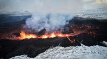 Ein Luftbild, aufgenommen mit einer Drohne, zeigt Lava und Rauch, die während eines Ausbruchs aus einer Vulkanspalte austreten. Foto: epa/Anton Brink