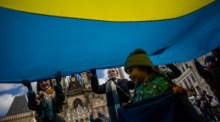 Menschen nehmen an einem Flashmob zur Unterstützung des estnischen Finanzierungsplans für die Ukraine teil. Foto: epa/Luong Thai Linh