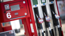 An einer Zapfsäule an einer Tankstelle hängen die Tankschläuche der Kraftstoffe Superbenzin (l-r), Super E10 und Diesel. Foto: Philip Dulian/dpa