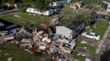 Vom Sturm beschädigte Mobilheime sind im Pavilion Estates Wohnmobilpark östlich von Kalamazoo von Trümmern umgeben. Foto: Neil Blake/The Grand Rapids Press/ap/dpa