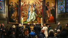 Besucher vor dem Cranach-Triegel-Altar im Naumburger Dom. Foto: Heiko Rebsch/dpa