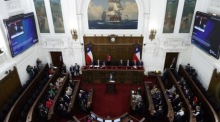Der chilenische Präsident Gabriel Boric (C) während der konstituierenden Sitzung des Verfassungsrates im Rahmen des Verfassungsprozesses in Santiago de Chile. Foto: epa/Elvis Gonzalez