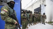 Mitarbeiter der ecuadorianischen Nationalpolizei warten vor dem Gefängnis El Inca in Quito.