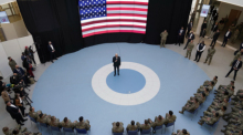 Joe Biden (M), Präsident der USA, spricht zu Mitgliedern der 82. Luftlandedivision in der G2A-Arena. Foto: Evan Vucci