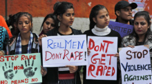 Aktivistinnen halten Banner und protestieren gegen Vergewaltigung und Gewalt gegen Frauen und Mädchen in Indien. Foto: Manish Swarup/Ap/dpa