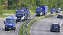 Fahrzeuge des Technischen Hilfswerkes (THW) starten von Rosenheim aus nach Slowenien, um dort die Aufräumarbeiten und den Brückenbau in den Hochwassergebieten zu unterstützen. Foto: Uwe Lein/dpa