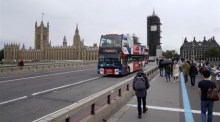 Touristenbus auf der Westminster Bridge im Zentrum Londons. Foto: epa/Will Oliver
