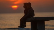 Vertriebene palästinensische Kinder sitzen am Strand im Westen von Gaza City während einer Waffenruhe im Konflikt zwischen Israel und der Hamas. Foto: EPA/Mohammed Saber