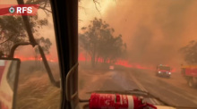 Feuerwehrleute versuchen ein Buschfeuer im australischen New South Wales zu löschen. Foto: NSW FIRE AND RESCUE/Aap/dpa