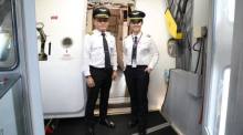 Die Erste Offizierin Pannathorn Tangrungruangchai und ihr Flugkapitän vor dem Einstieg in den Airbus A320 von Thai Airways. Bild: THAI Corporate Communications