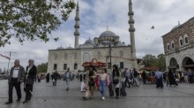 In Istanbul gehen Menschen am Tag nach der zweiten Runde der Präsidentschaftswahlen an der Neuen Eminonu-Moschee vorbei. Foto: epa/Erdem Sahin