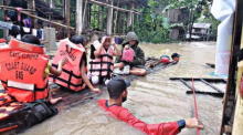 Die philippinische Küstenwache (PCG) zeigt, wie Retter Dorfbewohnern in einem überfluteten Dorf in Panitan auf der Insel Panama mit einem Floß helfen. Foto: epa/Pcg / Handout