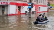 Rettungskräfte evakuieren Bewohner aus einem Hochwassergebiet in Orsk. Foto: epa/Russisches Ministerium FÜr NotfÄlle Pressedienst / Handout