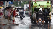 Regenfälle und Gewitter beeinträchtigen vielerorts den Alltag. Das Wetteramt warnt vor Starkregen und möglichen Überschwemmungen. Foto: epa/Narong Sangnak