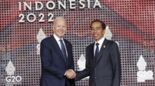 Der indonesische Präsident Joko Widodo (R) begrüßt US-Präsident Joe Biden bei dessen Ankunft zum G20-Gipfel in Bali. Foto: epa/Mast Irham / Pool