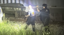 Einsatzkräfte sichern Spuren am Güterzug, nachdem ein Mann auf den Gleisen ums Leben gekommen war. Bild: TMN.TV
