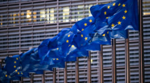 Europaflaggen wehen vor dem Sitz der EU-Kommission. Thema des zweitägigen Treffens ist unter anderem der Vorschlag der EU-Kommission für eine konkrete EU-Beitrittsperspektive für Moldau und die Ukraine. Foto: Zhang Cheng/Xinhua/dpa