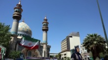 Eine Frau geht an einer Moschee in Teheran vorbei, während die diplomatischen Spannungen zwischen den USA und dem Iran weiter anhalten. Foto: EPA/Abedin Taherkenareh