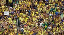 Brasilianische Fans feiern in Houston den 2:1-Sieg ihrer Mannschaft gegen Japan und den Einzug ins Achtelfinale der WM 2026. Foto: Christopher Neundorf/epa/dpa