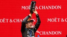 Formel-1-Weltmeisterschaft, Grand Prix von Belgien, Rennen. Der Mercedes-Pilot Andrea Kimi Antonelli aus Italien jubelt auf dem Podium über seinen Sieg. Foto: Geert Vanden Wijngaert/Ap/dpa