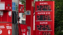 Die Kraftstoffpreise werden auf einer Anzeigetafel an einer Tankstelle angezeigt. Foto: Sebastian Kahnert/dpa