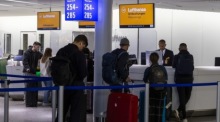 Passagiere warten am Umbuchungsschalter der Lufthansa während eines Streiks am Frankfurter Flughafen in Frankfurt am Main. Foto: epa/Russisches Verteidigungsministerium Pressedienst