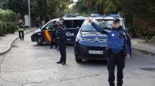 Beamte der Nationalen Polizei sind am Eingang der ukrainischen Botschaft in Madrid zu sehen. Foto: epa/Chema Moya