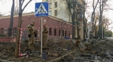 Ukrainische Militärbeamte inspizieren nach nächtlichem Beschuss in Odesa den Ort in der Nähe des Kunstmuseums. Archivfoto: epa/IGOR TKACHENKO
