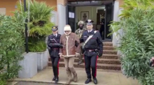 Dieses von der italienischen Carabinieri zur Verfügung gestellte Videostandbild zeigt Matteo Messina Denaro (M), Chef der sizilianischen Cosa Nostra, in Begleitung von Carabinieris. Foto: Carabinieri/Carabinieri/ap/dpa