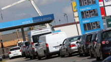 Lange Autoschlangen vor einer Tankstelle in Blankenburg kurz vor dem Ende des Tankrabatts. Foto: dpa/Matthias Bein