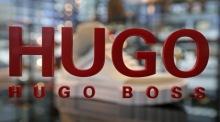 Ein Hugo-Boss-Logo im Showroom in Metzingen; der Modekonzern legt seine Ergebnisse für das dritte Quartal vor und erwartet weitere Marktimpulse. Foto: epa/Ronald Wittek