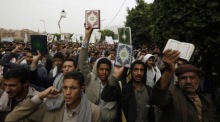 Proteste von Jemeniten in Sana'a gegen Koranschändungen in Schweden und Dänemark. Foto: epa/Yahya Arhab