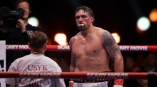 Oleksandr Usyk pausiert während seines Schwergewichtskampfs gegen Rico Verhoeven in Gizeh. Foto: epa/Mohammad Bayoumy