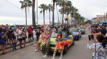 Am Samstag erfolgte eine große Parade der LGBT-Community über die Beach Road. Bild: PR Pattaya