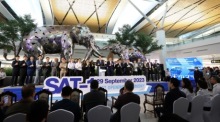 Thailands Premierminister Srettha Thavisin (M.) leitet am 29. September 2023 die Eröffnungszeremonie für das Satellitenterminal SAT-1 am Suvarnabhumi International Airport. Foto: epa-efe/Narong Sangnak