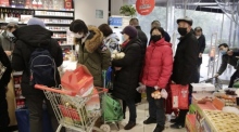 Einwohner stehen Schlange, um auf einem Markt Lebensmittel zu kaufen. Archivfoto: epa/STRINGER