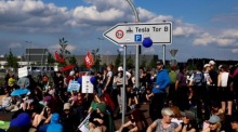 Umwelt-Aktivisten protestieren gegen die Erweiterung der Gigafactory von Tesla in der Nähe von Berlin. Foto: epa/Filip Singer