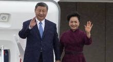Chinas Präsident Xi Jinping (l) und seine Frau Peng Liyuan winken bei ihrer Ankunft auf dem Flughafen Orly südlich von Paris. Foto: Michel Euler/Ap Pool/ap/dpa